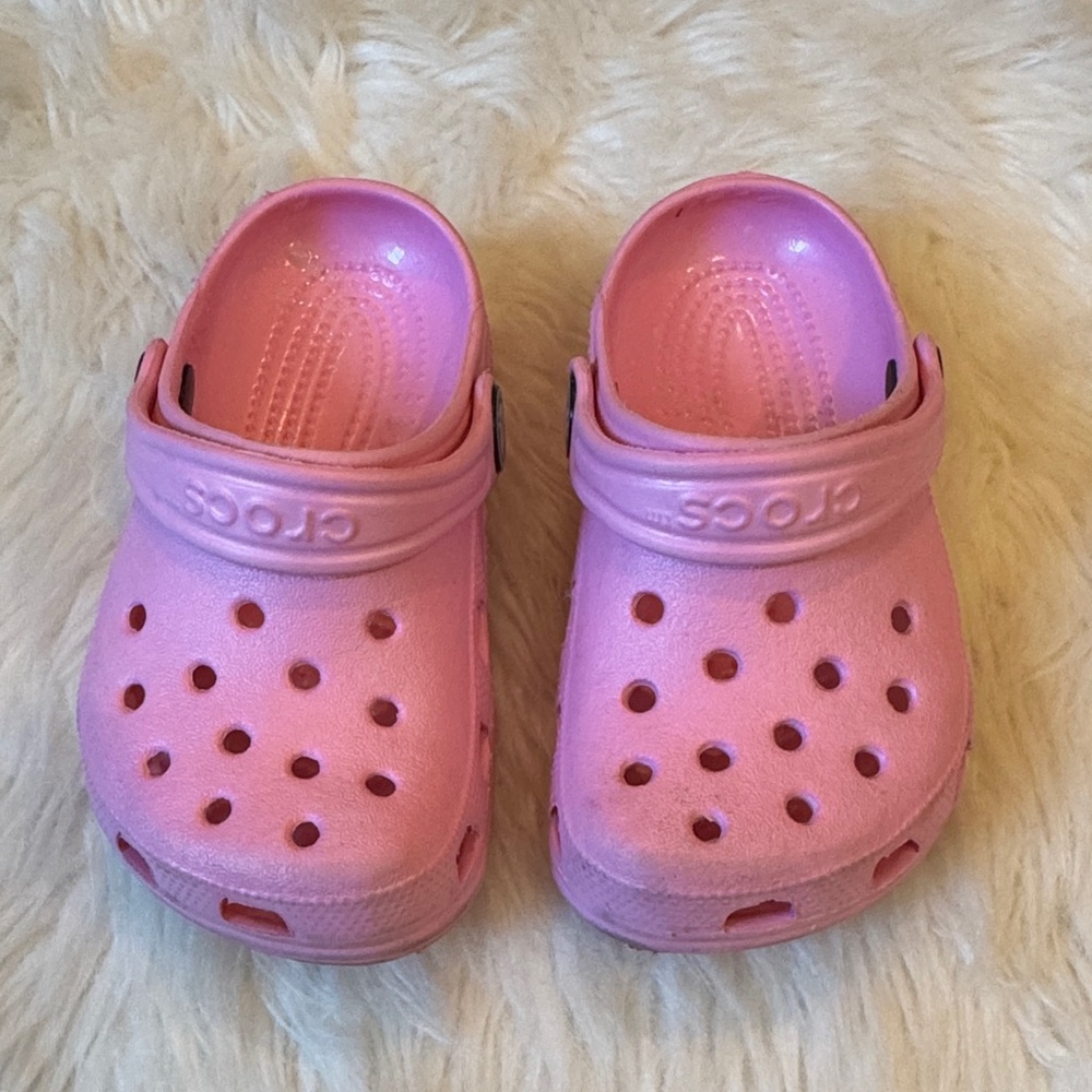 VGUC 6/7 CROCS Kids Pink Classic Clog with Heel Strap!